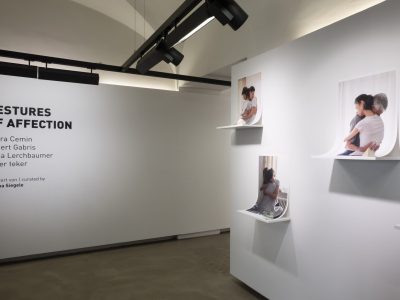 Ausstellungsansicht, GESTURES OF AFFECTION, Neue Galerie Innsbruck 2023. Foto: Daniel Jarosch