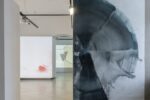 Foto eines Ausstellungsraumes mit abstrakter Malerei. Die Malereien zeigen Halbkreise. Im Hintergrund sind zwei weitere Ausstellungsräume mit abstrakter Malerei und Videoprojektion zu erkennen.