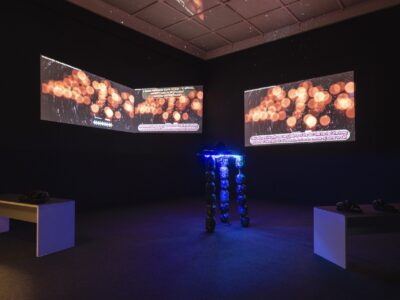 Ausstellungsraum mit Videoinstallation