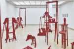 Ausstellungsansicht Kunstpavillon mit rot lackierten Holzskulpturen in unterschiedlichen Größen und Höhen