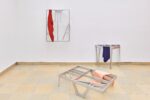 Ausstellungsansicht Kunstpavillon mit drei Aluminiumskulpturen mit Stoffen