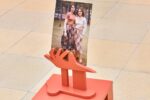 Ausstellungsansicht Kunstpavillon rötlich lackierter Holzskulptur mit Foto