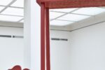 Ausstellungsansicht Kunstpavillon mit Kochtopfobjekt auf hoher roter Holzskulptur
