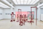 Ausstellungsansicht Kunstpavillon mit unterschiedlich farbig lackierten Holzskulpturen in unterschiedlichen Größen und Höhen