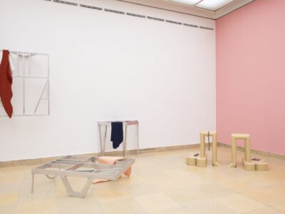 Ausstellungsansicht Kunstpavillon mit drei Aluminiumskulpturen mit Stoffen und Skulptur aus beige lackierten Holz die an Stöckelschuhen auf Wolken erinnern