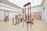 Ausstellungsansicht Kunstpavillon mit rot laExhibition view Kunstpavillon with red-painted wooden sculptures in various sizes and heights
