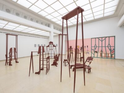 Ausstellungsansicht Kunstpavillon mit rot lackierten Holzskulpturen in unterschiedlichen Größen und Höhen
