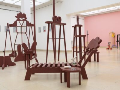 Ausstellungsansicht Kunstpavillon mit rot lackierten Holzskulpturen in unterschiedlichen Größen und Höhen