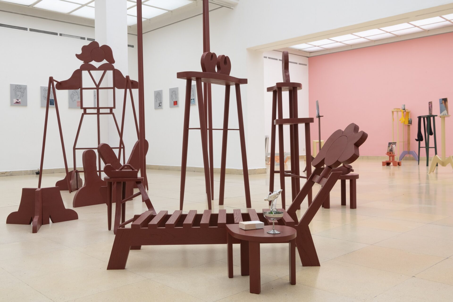 Ausstellungsansicht Kunstpavillon mit rot lackierten Holzskulpturen in unterschiedlichen Größen und Höhen