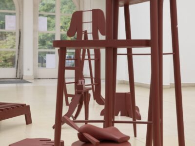 Ausstellungsansicht Kunstpavillon mit rot lackierten Holzskulpturen in unterschiedlichen Größen und Höhen