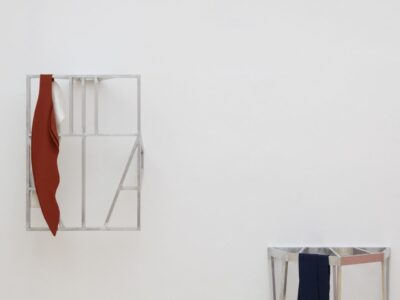 Ausstellungsansicht Kunstpavillon mit drei Aluminiumskulpturen mit Stoffen