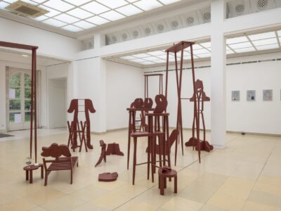 Ausstellungsansicht Kunstpavillon mit rot lackierten Holzskulpturen in unterschiedlichen Größen und Höhen
