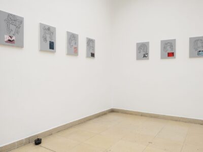 Ausstellungsansicht Kunstpavillon mit 7 gemalten Bildern und einem kleiner Kochtopfskulptur am Boden