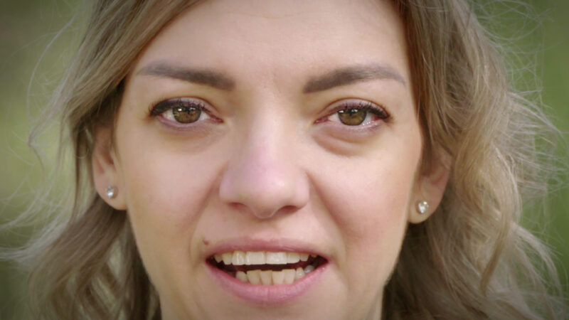 Gesicht Frau, geöffneter Mund, grüner Hintergrund