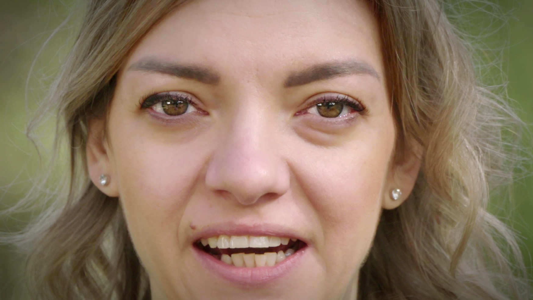 Gesicht Frau, geöffneter Mund, grüner Hintergrund