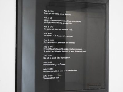 Foto Fenster mit weißer Schrift