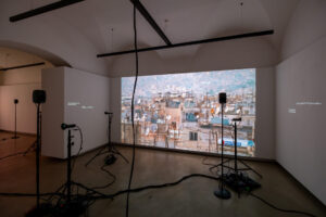 Foto Ausstellung mit Video und Text an den Wänden