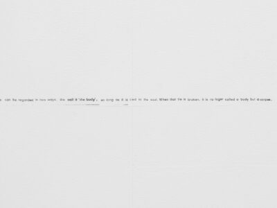 Foto Ausstellung mit gestempelter Schrift an der Wand