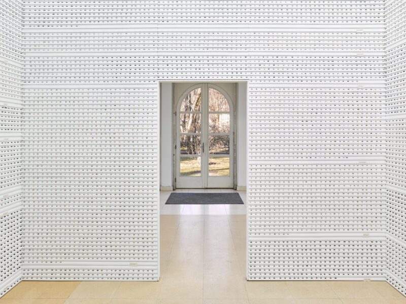 Foto Ausstellung mit Reihen aus weißen Leisten darauf liegen gefeilte Dattelkernen