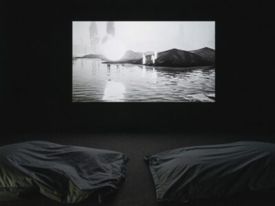 Ausstellungsansicht Kunstpavillon mit dunklem Raum und schwarz weiß Projektion einer Wasserfläche
