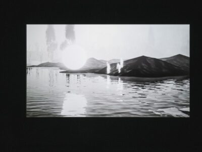 Ausstellungsansicht Kunstpavillon mit dunklem Raum und schwarz weiß Projektion einer Wasserfläche