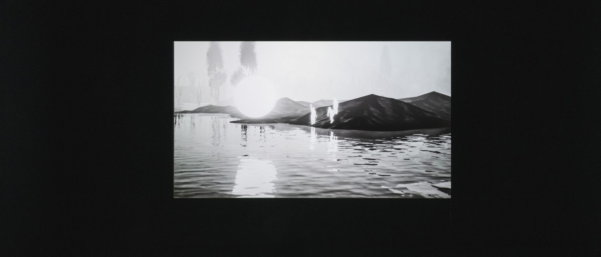 Ausstellungsansicht Kunstpavillon mit dunklem Raum und schwarz weiß Projektion einer Wasserfläche