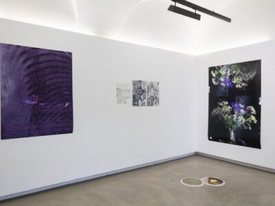 Foto Ausstellung mit Bildern an der Wand