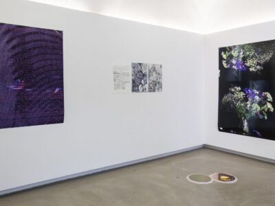 Foto Ausstellung mit Bildern an der Wand