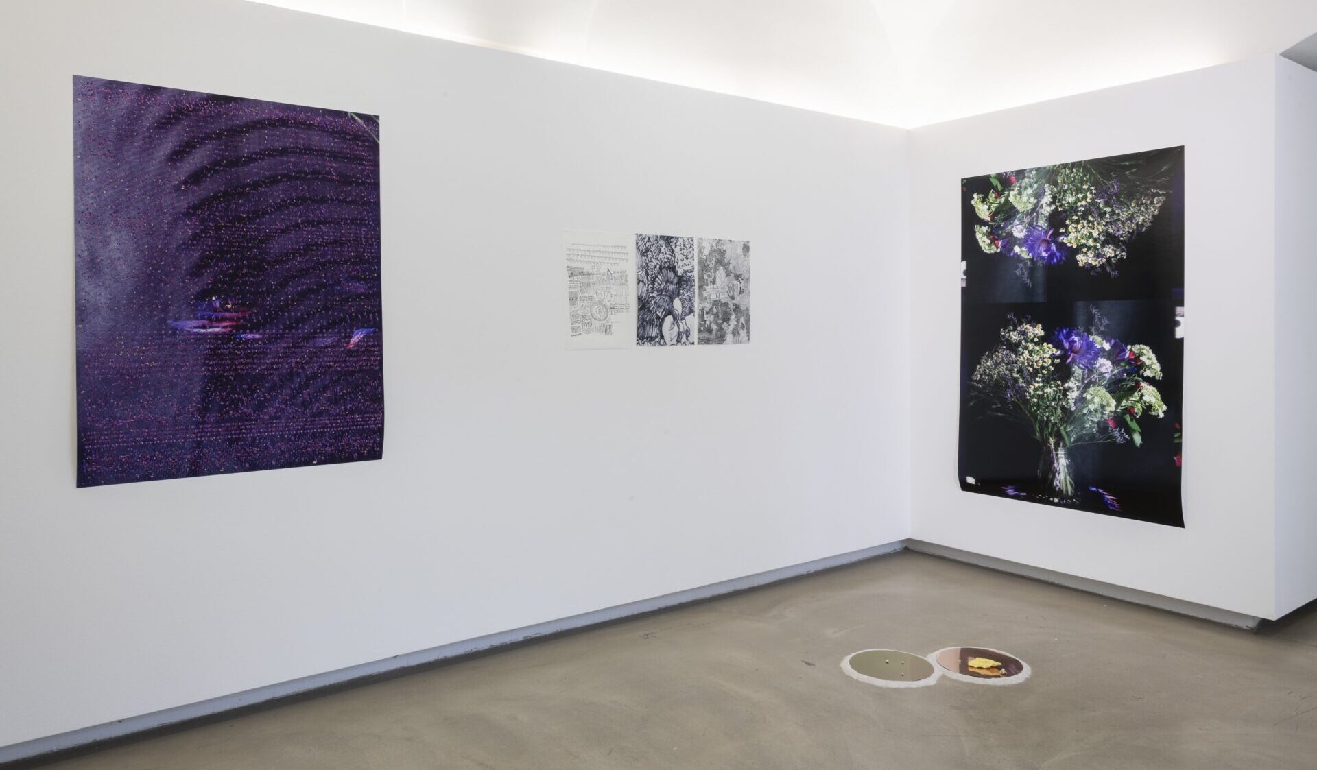 Foto Ausstellung mit Bildern an der Wand