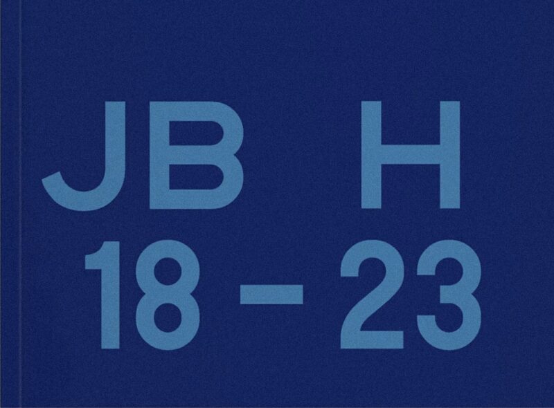Dunkelblaue Fläche mit Buchstaben JB mit Abstand H und Zahlen 18 -23 in hellblau